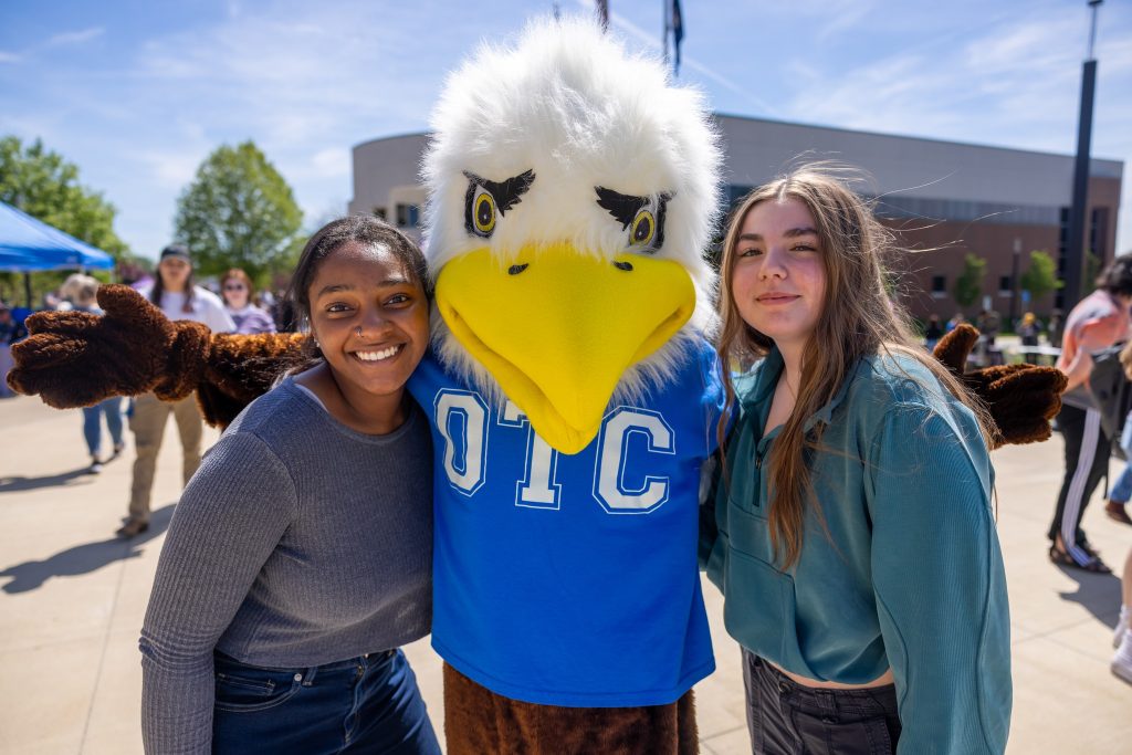 Students smiling with Ozzy